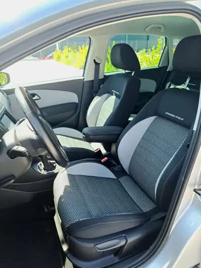 VW Polo CrossPolo 1.2 TSI — Citadine polyvalente, sans accident, équipée — tableau de bord