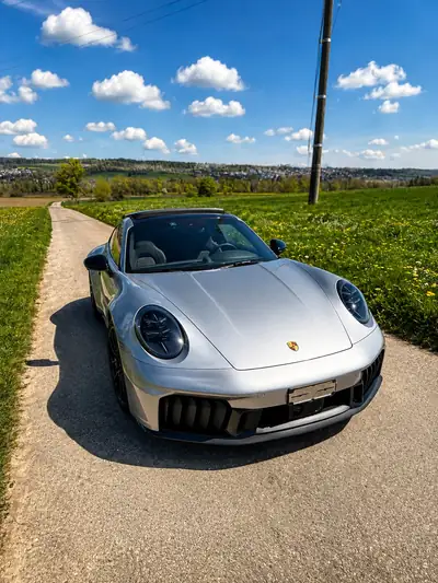 Porsche 911 Carrera 4 GTS — Coupé sportif hybride T, direction arrière et faibles km — vue extérieure