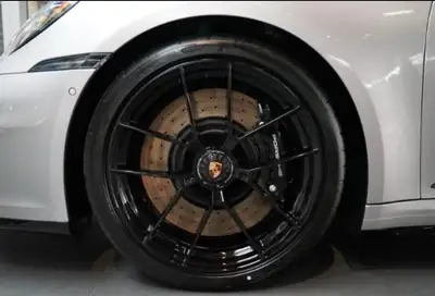 Porsche 911 Carrera 4 GTS — Coupé sportif hybride T, direction arrière et faibles km — détail