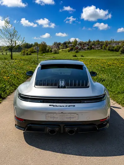 Porsche 911 Carrera 4 GTS — Coupé sportif hybride T, direction arrière et faibles km — Miniature 7