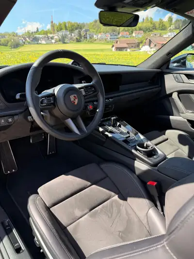 Porsche 911 Carrera 4 GTS — Coupé sportif hybride T, direction arrière et faibles km — Miniature 9