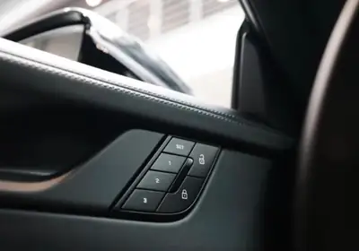 Porsche 911 Carrera 4 GTS — Coupé sportif hybride T, direction arrière et faibles km — Miniature 18