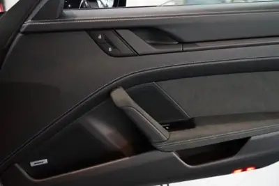 Porsche 911 Carrera 4 GTS — Coupé sportif hybride T, direction arrière et faibles km — Miniature 17