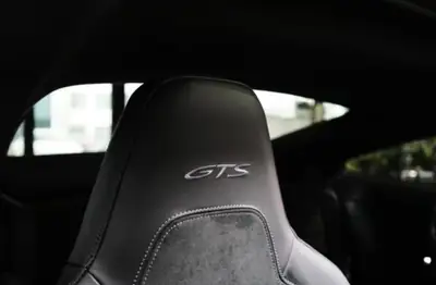 Porsche 911 Carrera 4 GTS — Coupé sportif hybride T, direction arrière et faibles km — Miniature 16