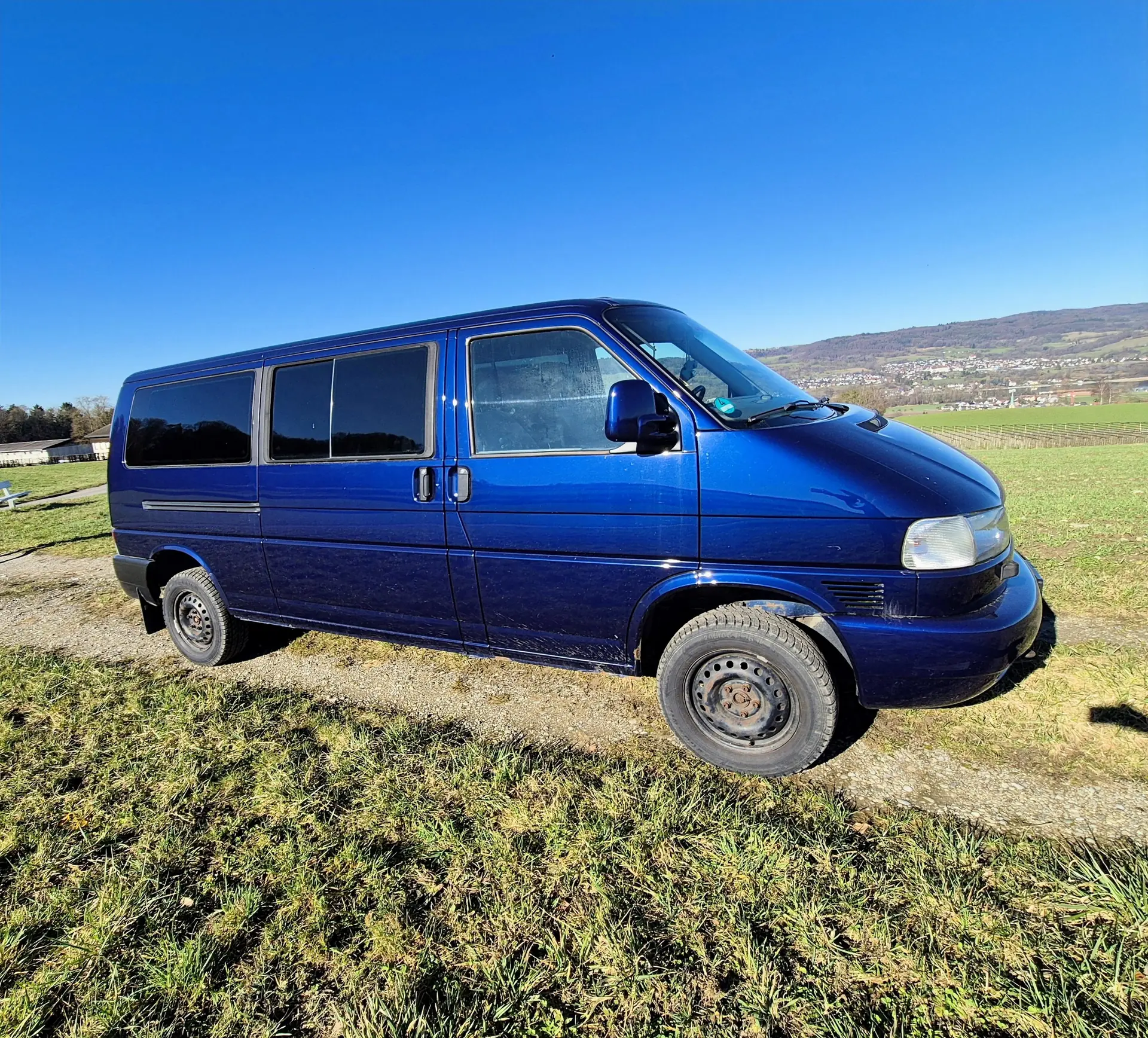 VW T4 Caravelle 2.5 TDI — Monospace 8 places robuste, moteur diesel fiable — vue extérieure