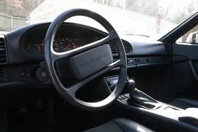 Porsche 944 — Coupé sportif des années 80, motorisation 2.5L performante — détail