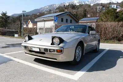 Porsche 944 — Coupé sportif des années 80, motorisation 2.5L performante — tableau de bord