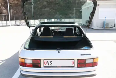 Porsche 944 — Coupé sportif des années 80, motorisation 2.5L performante — Miniature 8