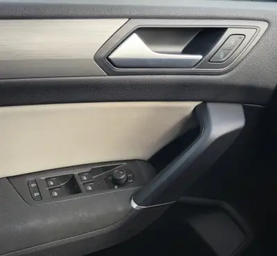 VW Touran 2.0 TDI BlueMotion — Monospace familial efficace, 42'400 km seulement — Miniatur 15
