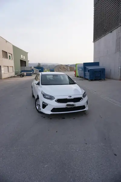 Kia Ceed 1.4 TGDI DCT — Berline dynamique, équipement premium et frais d'entretien récent — Heckansicht