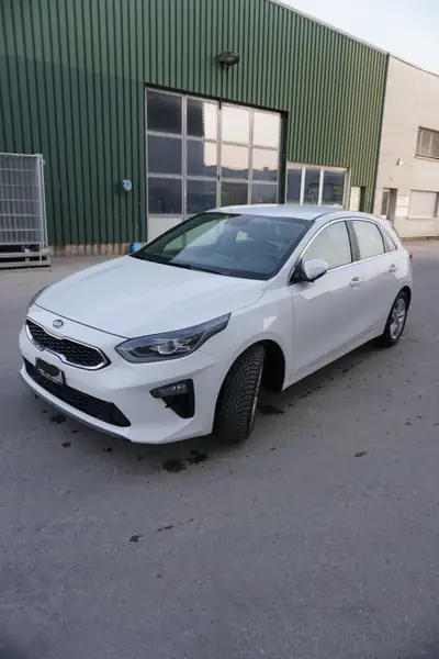 Kia Ceed 1.4 TGDI DCT — Berline dynamique, équipement premium et frais d'entretien récent — Seitenansicht