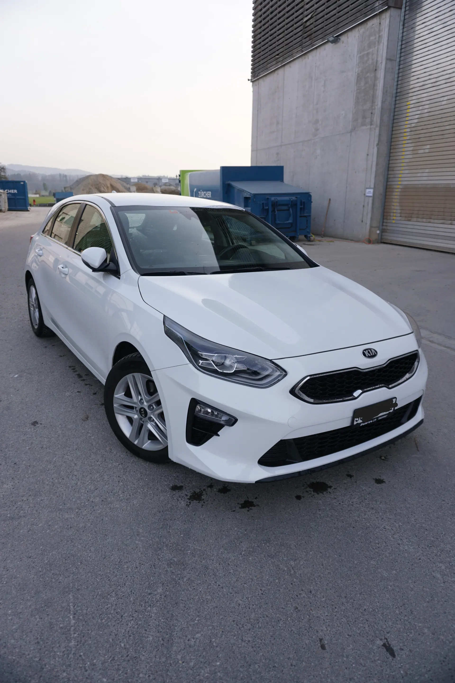 Kia Ceed 1.4 TGDI DCT — Berline dynamique, équipement premium et frais d'entretien récent — Außenansicht
