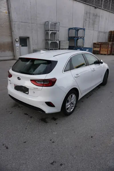 Kia Ceed 1.4 TGDI DCT — Berline dynamique, équipement premium et frais d'entretien récent — Innenraum