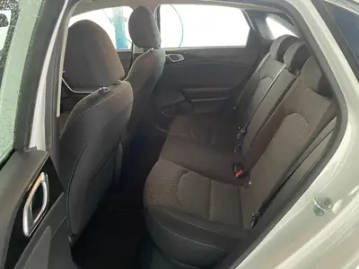 Kia Ceed 1.4 TGDI DCT — Berline dynamique, équipement premium et frais d'entretien récent — Miniatur 9