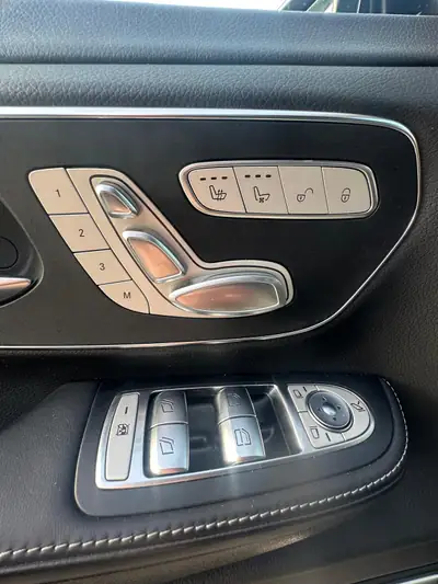 Mercedes-Benz V 300 d Lang Swiss Edition 4Matic — Monospace premium 7 places, toit panoramique — Miniature 17