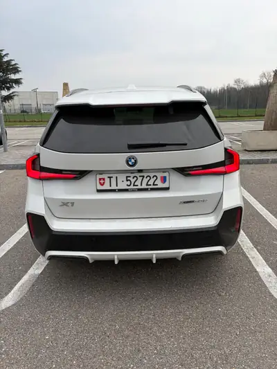 BMW X1 xDrive 30e — SUV compact hybride rechargeable, 51 000 km, 2024 — côté