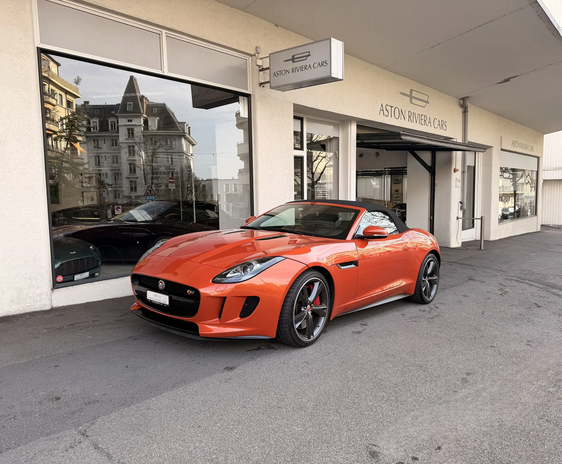 Jaguar F-Type Convertible 5.0 V8 S/C — Roadster british de prestige, couleur Fire Sand mythique