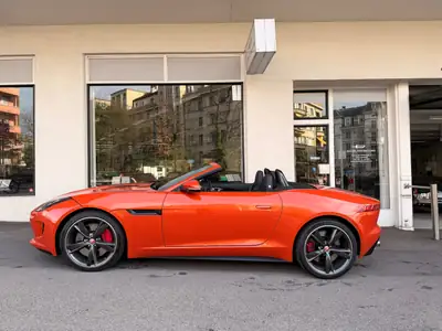 Jaguar F-Type Convertible 5.0 V8 S/C — Roadster british de prestige, couleur Fire Sand mythique — Heckansicht