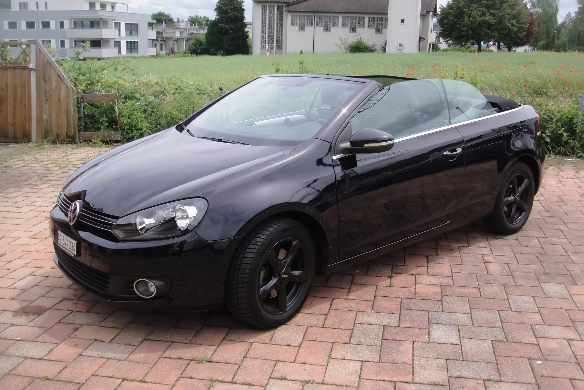 VW Golf Cabrio 1.2 TSI BMT Blackline — Cabriolet sportif, 88'000 km, toit ouvert — vista esterna