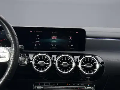 Mercedes-Benz A 250 AMG Line 4MATIC — Berline sportive, 224 ch et transmission intégrale — Miniature 14