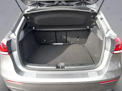Mercedes-Benz A 250 AMG Line 4MATIC — Berline sportive, 224 ch et transmission intégrale — Miniature 18