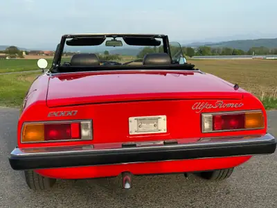 Alfa Romeo Spider 2.0 Veloce 1982 — Cabriolet légendaire, 129'200 km, sans sinistre — Miniature 12
