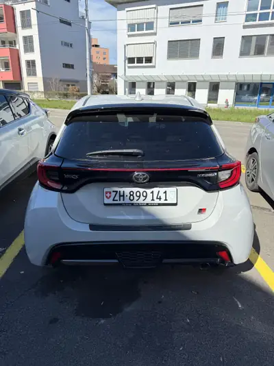 Toyota Yaris 1.5 GR Sport e-CVT — Hybride écologique, 34 500 km seulement — côté