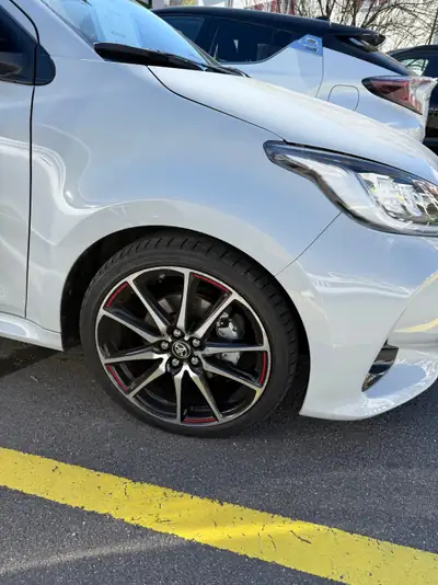 Toyota Yaris 1.5 GR Sport e-CVT — Hybride écologique, 34 500 km seulement — arrière