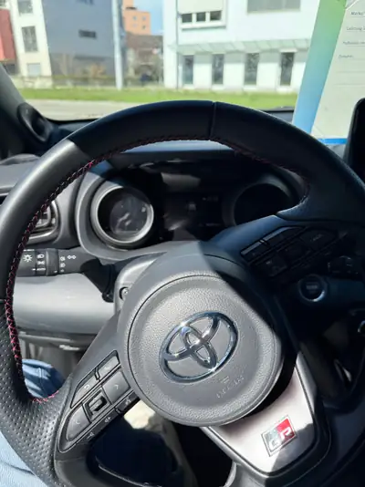 Toyota Yaris 1.5 GR Sport e-CVT — Hybride écologique, 34 500 km seulement — intérieur