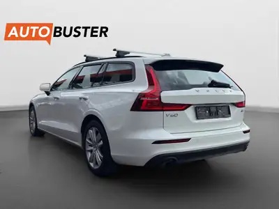 Volvo V60 B3 Mild Hybrid — Familial élégant, motorisation écologique et affaires complètes — Heckansicht