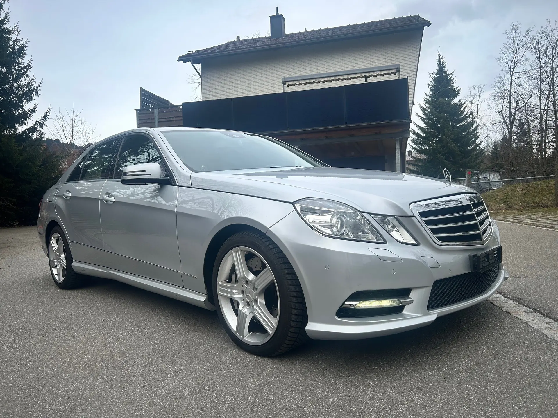 Mercedes-Benz E 500 CGI BlueEfficiency — Berline prestigieuse 408 ch, 4Matic, état impeccable — Außenansicht