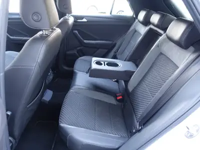 Volkswagen T-Roc 2.0 TSI 190 ch — SUV complet avec transmission intégrale et équipements premium — Thumbnail 16