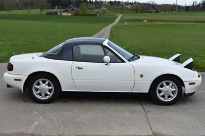 Mazda MX-5 1.6i-16 — Roadster classique de 1994, propulsion pure et plaisir de conduire — side view