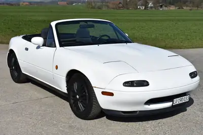 Mazda MX-5 1.6i-16 — Roadster classique de 1994, propulsion pure et plaisir de conduire — interior
