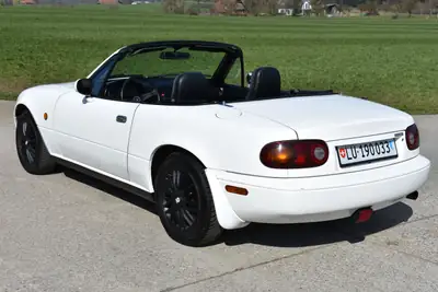 Mazda MX-5 1.6i-16 — Roadster classique de 1994, propulsion pure et plaisir de conduire — Thumbnail 8
