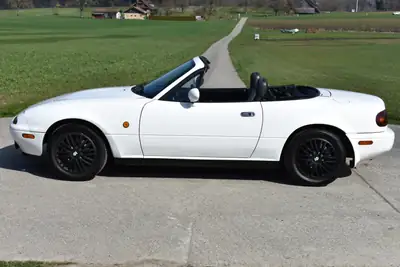 Mazda MX-5 1.6i-16 — Roadster classique de 1994, propulsion pure et plaisir de conduire — Thumbnail 7