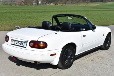 Mazda MX-5 1.6i-16 — Roadster classique de 1994, propulsion pure et plaisir de conduire — Thumbnail 11