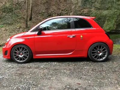 Fiat 695 Abarth Tributo Ferrari Nr. 0198/1199 — Édition limitée iconique, état impeccable — vue extérieure