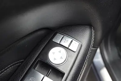 Mercedes-Benz ML 250 BlueTEC 4Matic — SUV diesel robuste, équipement premium, 4x4 intégral — Miniature 11