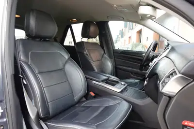 Mercedes-Benz ML 250 BlueTEC 4Matic — SUV diesel robuste, équipement premium, 4x4 intégral — Miniature 25