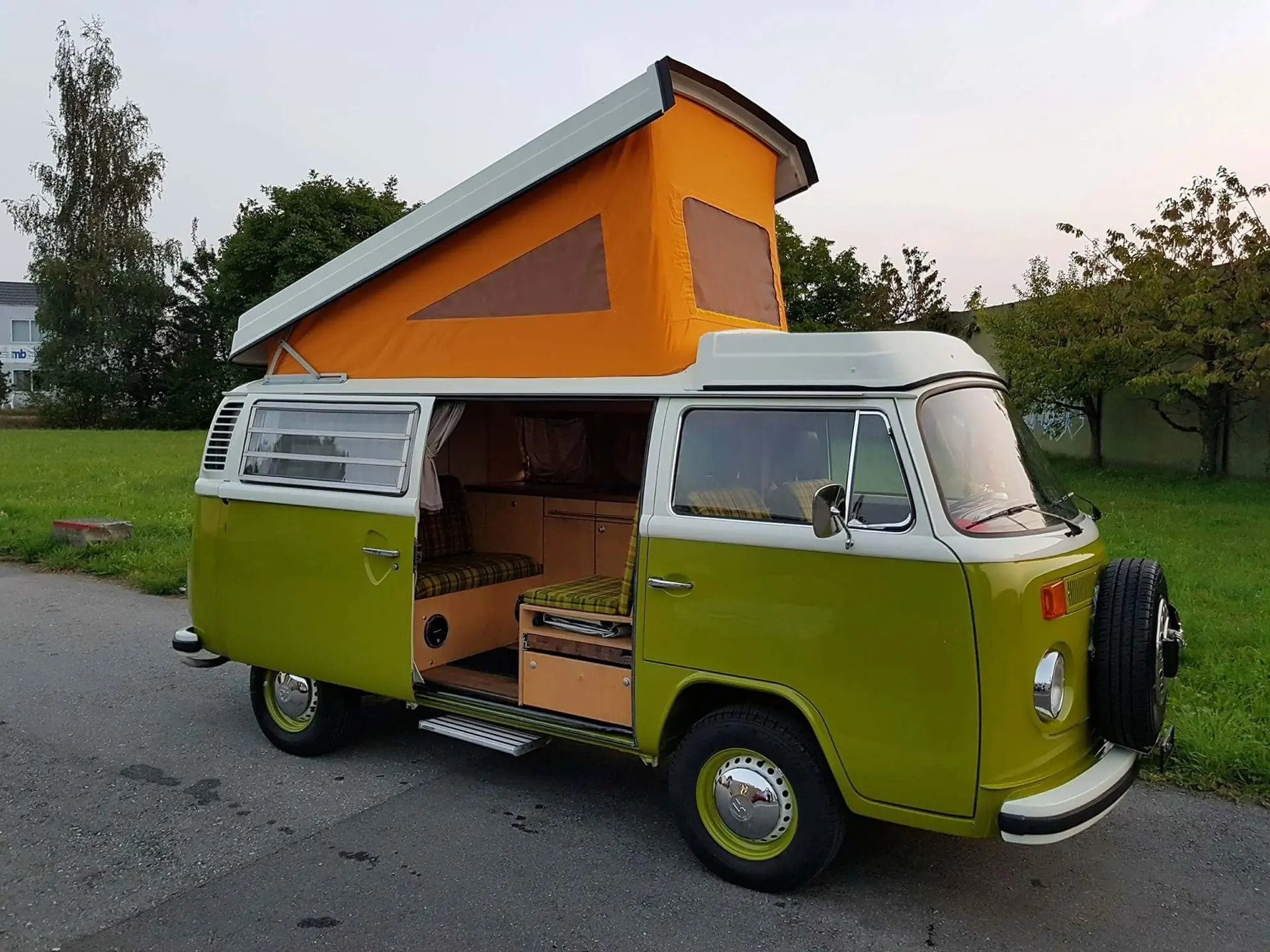 VW T2 Campingbus 1974 — Véhicule de collection avec permis vétéran, pièce d'histoire — vue extérieure
