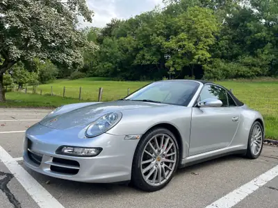 Porsche 911 Cabrio Carrera 4 — Roadster légendaire, 325 ch et toit ouvert — vue extérieure