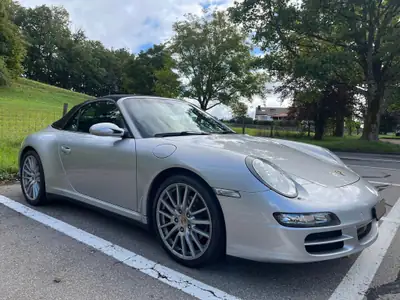 Porsche 911 Cabrio Carrera 4 — Roadster légendaire, 325 ch et toit ouvert — côté