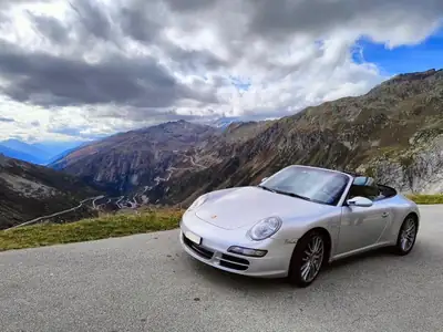 Porsche 911 Cabrio Carrera 4 — Roadster légendaire, 325 ch et toit ouvert — détail
