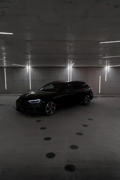 Audi A4 Avant 45 TFSI S line — Break dynamique hybride, 84 000 km, état impeccable — vue extérieure