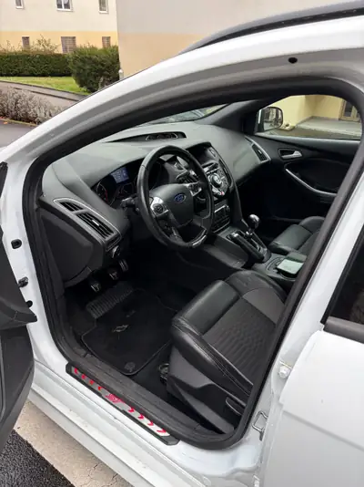 Ford Focus 2.0 SCTi ST-2 — Break sportif 250 ch, sans sinistre — intérieur