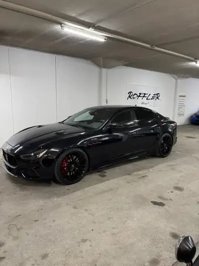 Maserati Ghibli Trofeo 580 ch — V8 atmosphérique, direction d'exception, quasi neuf — Heckansicht
