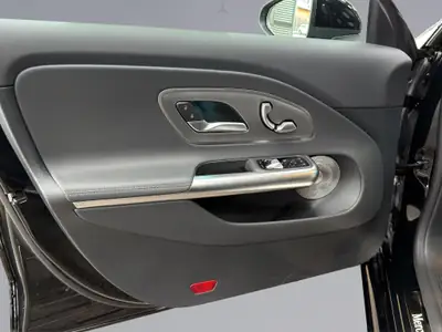 Mercedes-Benz CLA 220 Progressive 4matic — Berline hybride légère, design premium, très faible kilométrage — Miniature 14