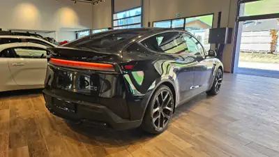 Tesla Model Y Performance AWD — SUV électrique haute performance, quasi neuf — Thumbnail 9