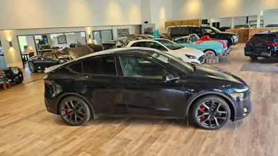 Tesla Model Y Performance AWD — SUV électrique haute performance, quasi neuf — Thumbnail 8